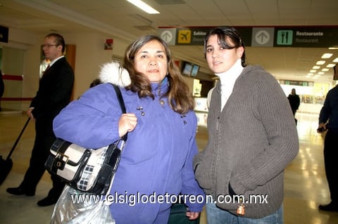 08012010 México. María de la Luz Ramos fue recibida por
su hija Diana.