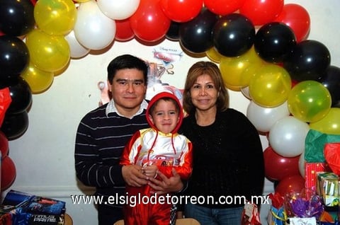 11012010 Rafael Alejandro Martínez Carrillo cumplió cuatro años y fue festejado por su papá Rafael Martínez y su abuela Irma Medina.