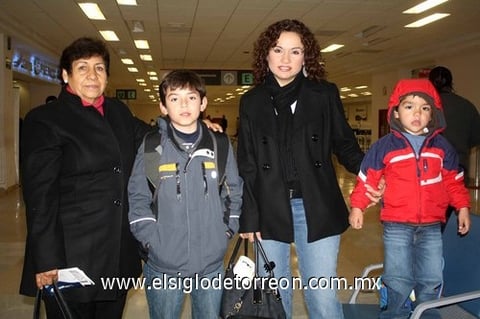 09012010 Texas. Magdalena Martínez despidió a su hija Xóchitl Cruz Martínez y a  los pequeños Alejandro y Sebastián Heredia.