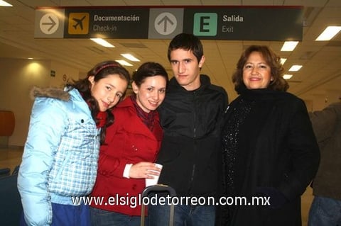 09012010 México. Karen León fue despedida por su mamá Adriana Brizuela y sus hermanos Alison y Alejandro.