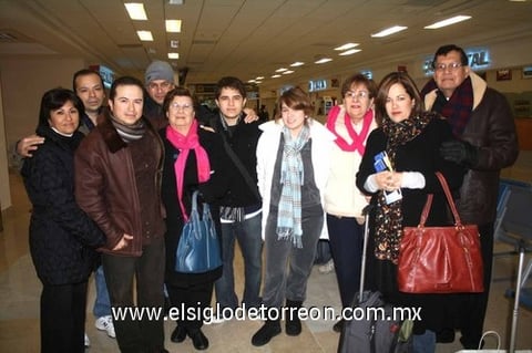 09012010 Egipto. La familia Luna fue despedida antes de emprender su vuelo por Rigoberto y Guadalupe Saracho, Emma Sáenz, Emma y Enrique Luna, y Juan Loera.