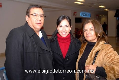 11012010 Tijuana. Gris Medina fue despedida por sus papás Antonio Medina y Olga Ramírez.