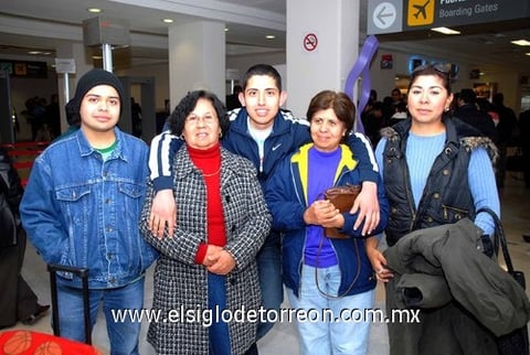 11012010 Los Ángeles. Adrián González fue recibido por su abuela, tías y primo.