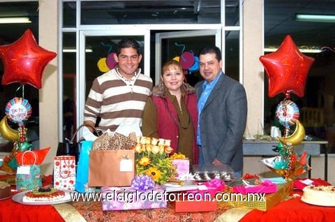 12012010 Alejandra de Herrera celebró su cumpleaños junto a su hijo Héctor y su esposo Héctor Herrera.