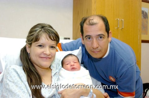 13012010 Llegó la cigüeña. Tranquilita y bella luce Sofía Magdalena en compañía de su mamá Ivonne Escalera.