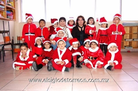 10012010 Pequeños de segundo grado de preescolar junto a sus maestras Bertha e Isabel, durante su festejo navideño.