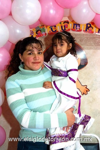 10012010 Fátima Patricia García en su celebración de tres años, la acompaña su mamá Laura Patricia Vázquez.