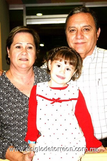 10012010 Silvia de Anda Leal con sus abuelitos Jorge y Patricia.