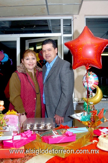 13012010 Feliz lució Alejandra de Herrera junto a su esposo Héctor Herrera en la celebración de su cumpleaños.