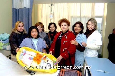 12012010 Beatriz Vargas  recibió una canastilla, la acompañan Laura Díaz, Elisa Morales, Nancy Cháirez y Chepis de Pérez.