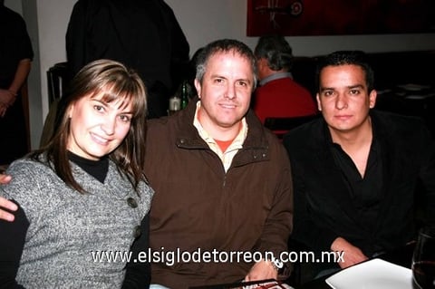 10012010 Susana y Roberto González, en compañía de Alejandro Cisneros.