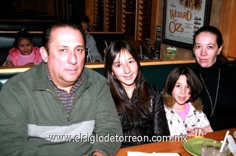 10012010 Mario y Esther de Lozoya con sus hijas Andrea y Daniela.