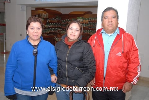 13012010 Madrid. Yéssica Galindo después de realizar un viaje de trabajo fue recibida en el aeropuerto por sus papás.