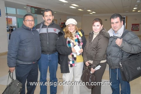 13012010 Ciudad Juárez. Idalia Padilla, Jesús Romo, Ignacio Carmona realizaron un viaje de negocios y fueron despedidos por Roberto Uribe y Elena Martínez.