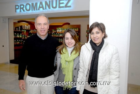 13012010 Filadelfia. Mariana Hernández realizó un viaje de estudios y fue despedida por Luis y Soledad.