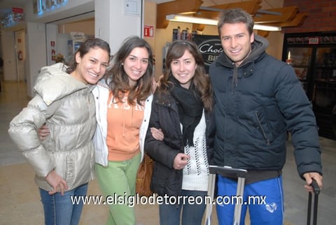 13012010 México. Adriana Repellin fue recibida por Ale, Óscar y Maro.