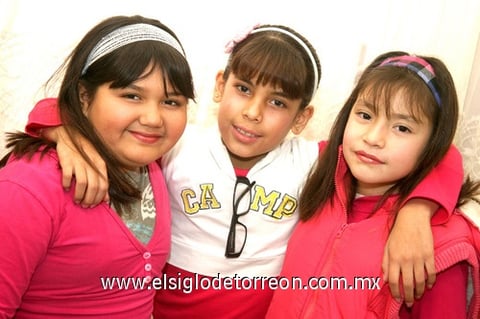 14012010 Daniela Patricia Muñoz Hernández en su fiesta de diez años con las niñas Itzel y Caro.