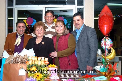 14012010 Alejandra de Herrera el día de su cumpleaños junto a Enrique González Guzmán, María del Carmen Limones, Héctor Herrera Jr. y Héctor Herrera.