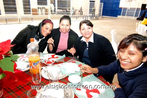 14012010 Maestras del colegio sonrientes posaron para la cámara.