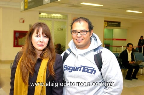 14012010 México. Claudia Salguero y Asael Guajardo llegaron a La Laguna.
