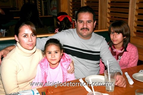 15012010 Sergio y Lily de Echávez con sus hijas Briana y Elizabeth.