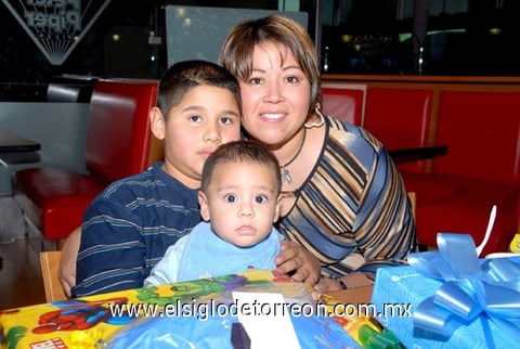 15012010 Diez años de vida cumplió Manuel A. Román López, en su fiesta lo acompañaron su mamá Laura López de Román y hermano Marcelo.