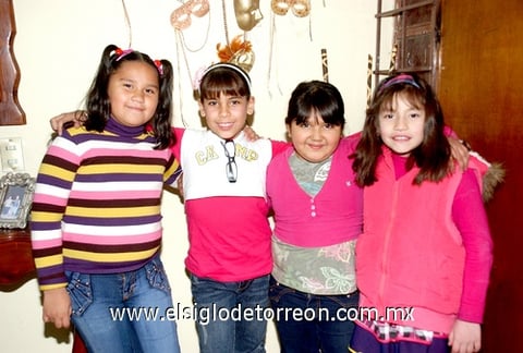 16012010 Caro, Karen e Itxel, acompañaron a Daniela Patricia Muñoz Hernández en su fiesta donde lució como estudiante del Camp.
