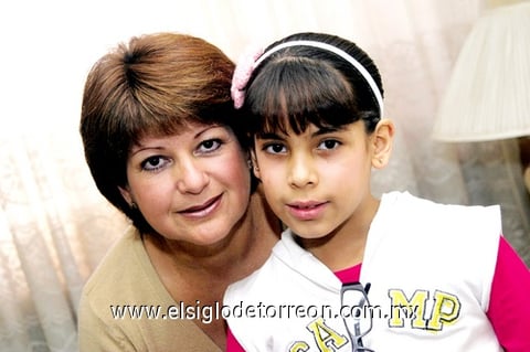 18012010 Daniela Patricia Muñoz Hernández celebró sus diez años de edad como estudiante del Camp, junto a su mamá, Sra. Patricia Hernández Villalobos.
