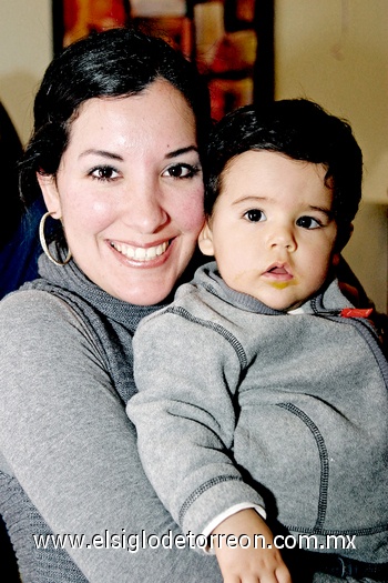 18012010 Cristina de Schraidt y su hijito Conrado.