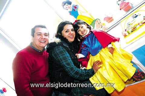 17012010 María Fernanda Ramírez Reyes con sus papás Rafael y Lorena, el día de su cumpleaños.