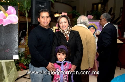 17012010 Arturo Ramírez, Karina de Ramírez y su hija Valeria Ramírez.