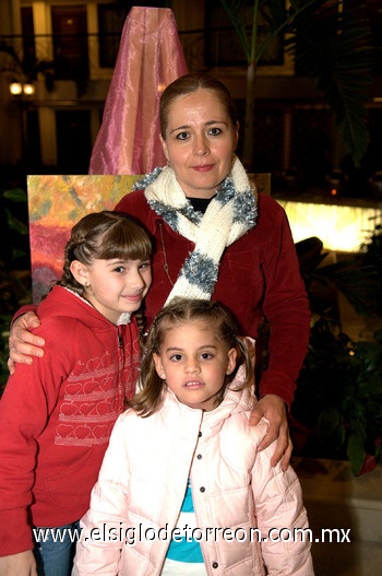 17012010 Coco Muñoz acompañada de Sofy y Emilia Gómez Muñoz.