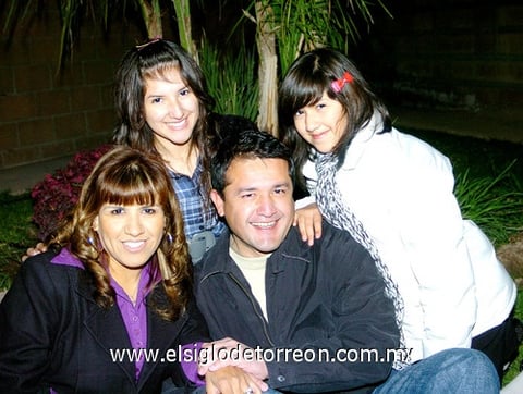 17012010 En familia. Así festejó Gaby Llanas de Rodríguez su cumpleaños, en compañía de su esposo CP. Javier Rodríguez Salas y sus hijas Tania y Kenya Rodríguez Llanas.- Sotomayor Fotografía