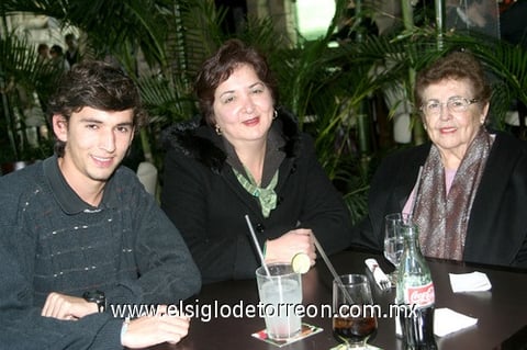 16012010 Gustavo Beltrán, Laura Muñoz de Beltrán y Eva Elena Caraveo, en un restaurante de la localidad.