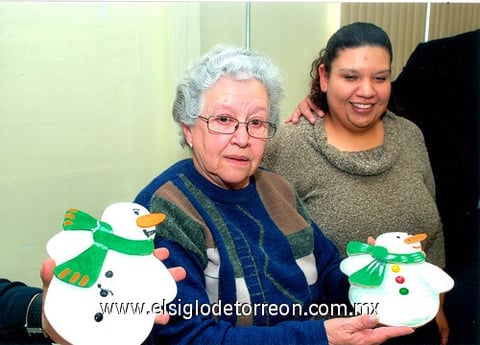 17012010 Manos creativas realizaron monos de nieve, entre otras figuras representativas.