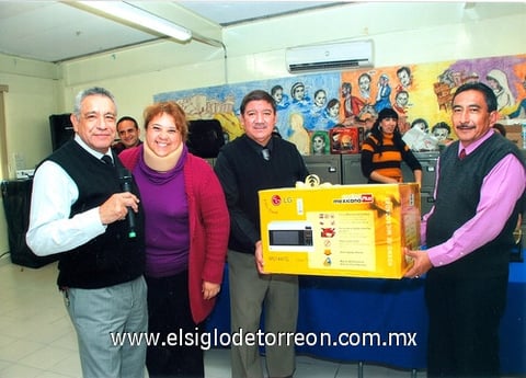 17012010 Felices ganadores. Durante la posada se llevó a cabo una rifa de atractivos y útiles regalos.