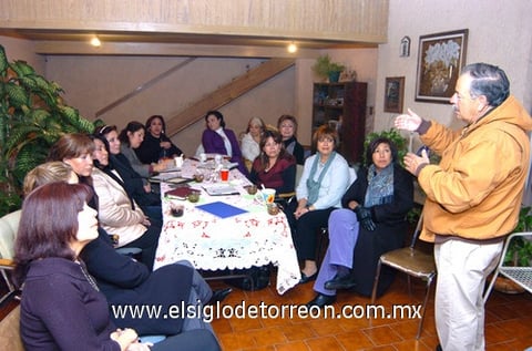 17012010 Conferencia. Las socias del Alhelí escucharon atentas al ingeniero Francisco, quien habló del uso de los fertilizantes.