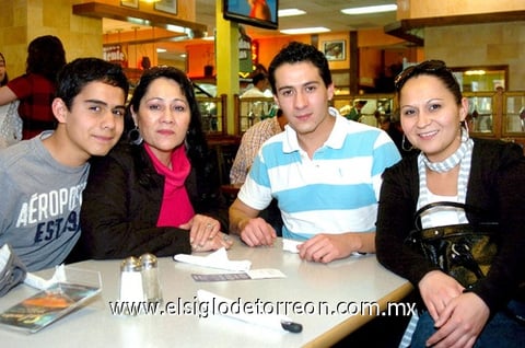 17012010 Pedro, Rosita, Augusto y Rosi, de visita por La Laguna provenientes de Durango.