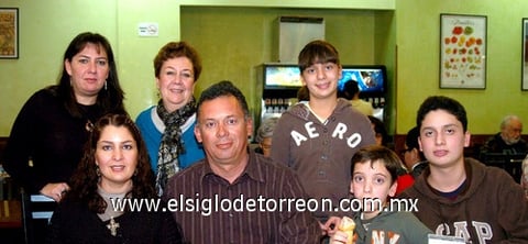 17012010 Familia. Alicia Sánchez, María Esther Ramos, Valeria, Verónica, Ricardo, Roberto y José Escalante.