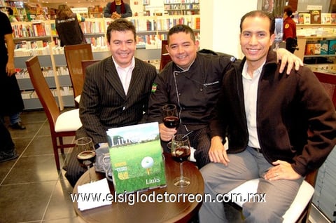 17012010 Asistentes a la premiación. Carlos Sánchez Pérez, Enrique Sada Sarraf (anfitrión) y Julián Alba González.