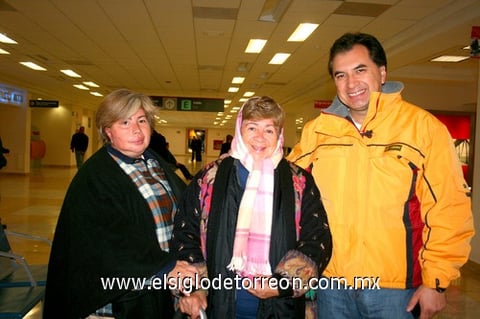 16012010 Vallarta. María de la Luz fue despedida por sus hijos Paty y Gerardo Belmont.