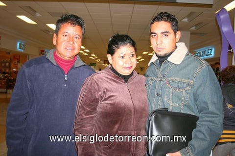 16012010 Los Ángeles. Gerardo Urbina y Mayela Raygoza despidieron a su hijo José Rolando Urbina.