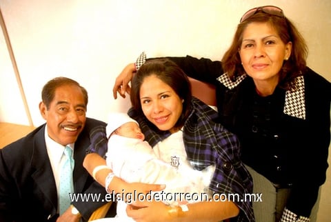 19012010 3.450 kilogramos pesó Ana Sofía, radiantes están sus padres Laura y Carlos Martín del Campo.