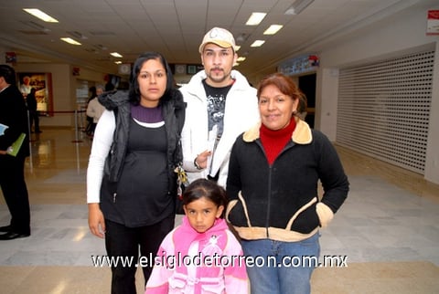 19012010 Los Ángeles. María Martínez fue despedida por Antonio, Teresa y Sandra.