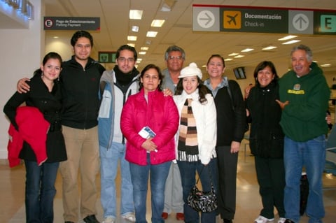 Viajeros. Génesis Martínez, Miguel Hernández, Vicente Juárez, Rebeca Álvarez, Manuel Quezada, Argentina de Luna, Susy Delgado,Olga López y Pedro Juárez.