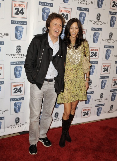 El británico ex beatle Sir Paul McCartney (i) y la estadounidense Nancy Shevell (d), miembro de la Autoridad de Transporte Metropolitano de Nueva York, llegan para la fiesta de los premios de la academia británica de cine y televisión (BAFTA)