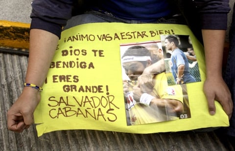 Salvador Cabañas, delantero guaraní del club América recibió un balazo en la frente, durante una riña en el centro nocturno denominado 'Bar Bar', ubicado en Insurgentes Sur, col Florida, al sur de la Ciudad.