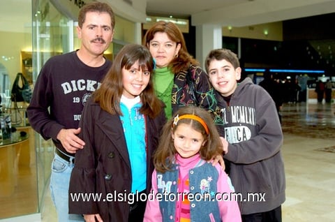 21012010 Enrique Garza, Sofía Garza, Lorena Hernández, Sebastián Garza y Lorena Garza.