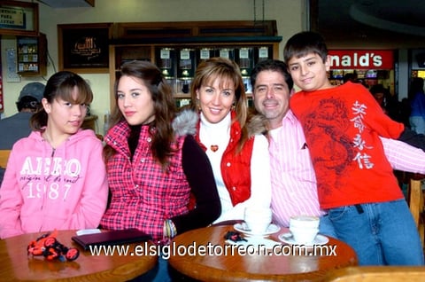 21012010 Comparten el momento. Argelia Martínez, Kenia Sáenz Martínez, Olga Martínez de Barrera, Eduardo Barrera y Daniel Barrera, convivieron en una tarde de café.