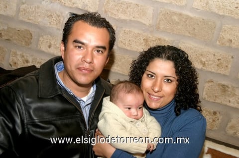 20012010 Luis Martínez y Yuriria González con el niño Santiago Martínez.